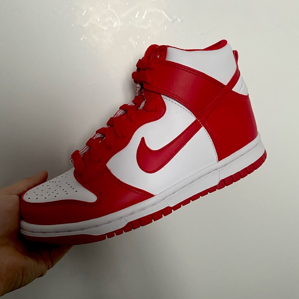 NIKE DUNK HIGH WHITE/ UNIVERSITY RED (GS)